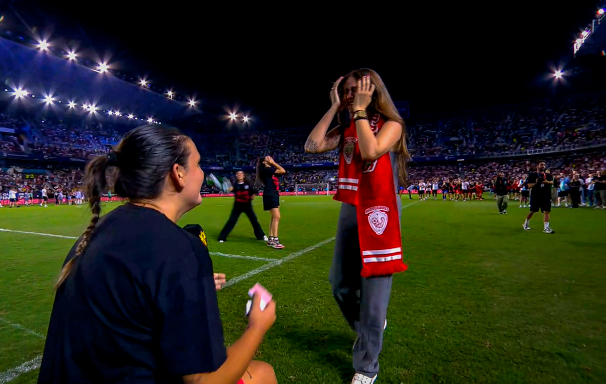 Futbolista le pide matrimonio a su novia en la final de la Queens Cup 