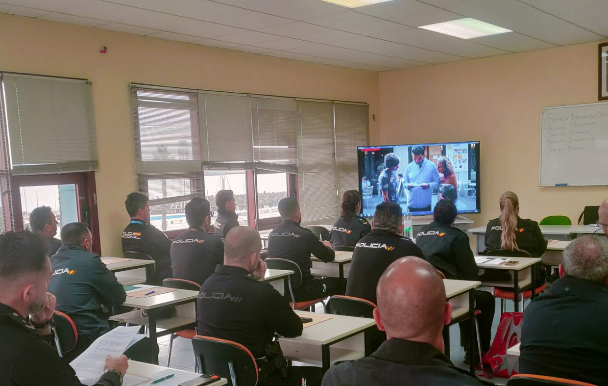Gamá forma, informa y sensibiliza a la Policía Nacional en el marco de unas Jornadas sobre Delitos de Odio