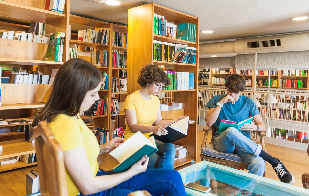 Familias de un instituto apoyan al centro tras ser denunciado por leer en clase un cómic de temática lésbica 