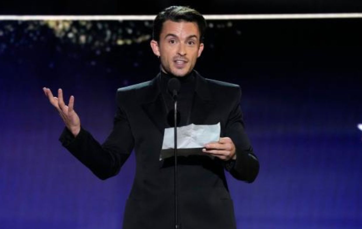 Jonathan Bailey dedica su premio en los Critics Choice Awards al colectivo LGTBI