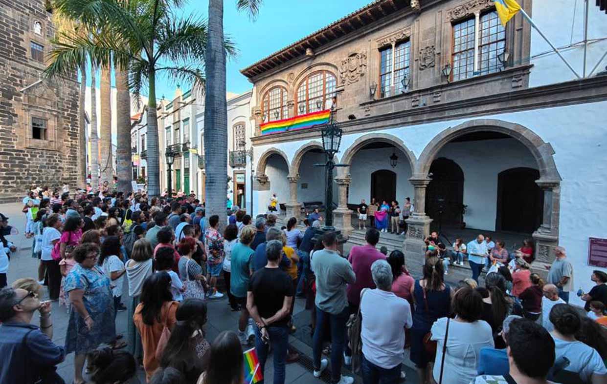 Concentración de medio millar de personas en repulsa por la agresión lesbófoba a dos jóvenes en La Palma