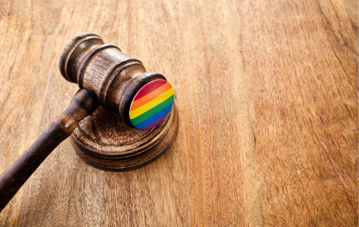 Condena ejemplar a un expolicía por homofobia 