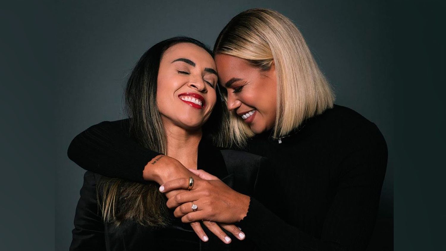 Marta, la mejor futbolista del mundo, oficializa su noviazgo con una compañera de equipo